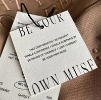 Etiquetas colgantes de cartón ecológicas personalizadas para ropa con código de barras, troqueladas, impresión UV, transferencia térmica digital para zapatos y calcetines