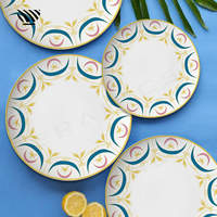 Ensemble exquis d'assiettes en céramique à motif multicolore garni d'or Designs vifs pour un décor de table de mariage enchanteur
