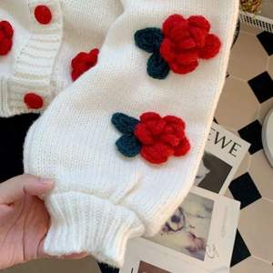 Hiver Rétro Personnalisé Standard Rose Rose Dames Cadeau Décontracté Logo Floral Devant <span class=keywords><strong>Court</strong></span> Tricoté Femmes Cardigan <span class=keywords><strong>Pull</strong></span> - Product Image 5