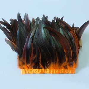 Frange de plumes de <span class=keywords><strong>coq</strong></span> teintées multicolores de 25-30 cm en gros pour costumes de carnaval, tenues, coiffes et <span class=keywords><strong>d</strong></span>écorations de cosplay - Product Image 6