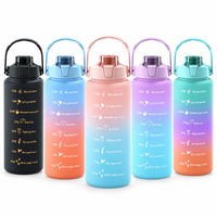 Gourde de sport en PC trois pièces, grande capacité 2000 ml, avec tube d'aspiration, couleur dégradée et échelle graduée en plastique dépoli