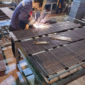 Machine à <span class=keywords><strong>caillebotis</strong></span> en acier <span class=keywords><strong>Caillebotis</strong></span> en acier dentelé <span class=keywords><strong>pour</strong></span> parkings <span class=keywords><strong>Caillebotis</strong></span> en barre d'acier <span class=keywords><strong>pour</strong></span> couvercle de trou d'homme et couvercle de fossé - Product Image 5