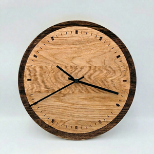 Reloj de pared de roble hecho a mano con hoja de arce grabada: Reloj de madera único con diseño inspirado en la naturaleza. - Product Image 1