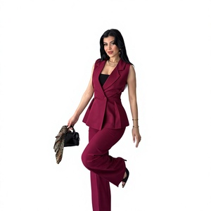 Ensemble tailleur sans manches bordeaux pour femme avec taille peplum et col cranté, tenue de cérémonie automne, pantalon long et gilet - Product Image 1