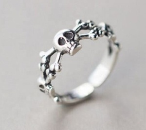 Nhẫn Chunky Có Thể Điều Chỉnh Mở Của Nhà Sản Xuất Nhẫn Đầu Lâu Khắc Hình Đầu Lâu Màu Đen Cổ Điển Gothic Bằng Bạc Sterling 925 - Product Image 4