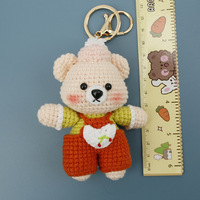 Mignon ours en crochet tricoté à la main avec sangle cerise, breloque ours en crochet, accessoire de sac de dessin animé fait main