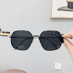 E4-1915 แว่นกันแดดทรงสี่เหลี่ยมสำหรับผู้หญิง UV400 กรอบโลหะประเภท 3 ที่บังแดดดีไซน์ไม่สม่ำเสมอสีเงินเลนส์ AC - Product Image 1