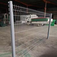 Modern 6 voet gebogen driehoekig buitenbeveiligingshek met gegalvaniseerd ijzeren frame, PVC-coating, duurzaam 3D-draadgaas