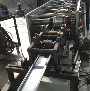 澳大利亚流行的卷帘门自动辊压成型机