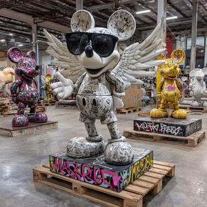 Escultura de figurita de Mickey sentado a gran escala como pieza decorativa colocada al lado del mueble de TV en la sala de estar. - Product Image 1