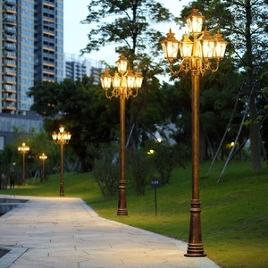 Lampadaire de jardin extérieur en fer bronze avec abat-jour en verre LED, lumière blanc chaud 2700K, IP66, ampoule A19 non amovible, AC 220V, détecteur de mouvement - Product Image 3