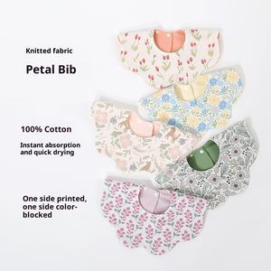 Babero coreano de doble cara ecológico de 100% algodón para comida de bebé, patrón de pétalos, cierre de botón absorbente lavable, babero suplementario - Product Image 1