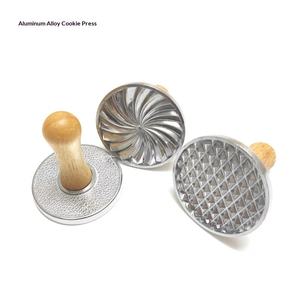 Moule à biscuits et à gâteaux en alliage d'aluminium à bords arrondis, dispositif de gaufrage, découpeur de gâteaux, outils de pâtisserie, marteau à poudre avec manche en bois - Product Image 2