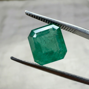 Émeraude naturelle zambienne de 4,26 carats, taille octogonale, pierre précieuse verte certifiée pour la vente en gros de bijoux fins - Product Image 1