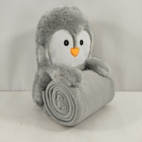 Cadeau personnalisé OEM de bébé pingouin en peluche avec couverture chaude remplie de coton PP et échantillon rapide de jet d'hiver disponible