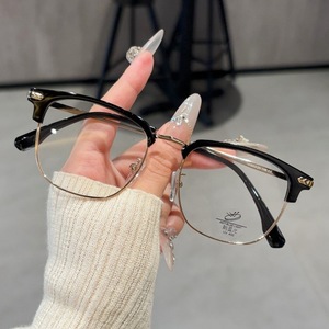 แว่นสายตาผู้ชายแบบครึ่งกรอบ สีดำ เลนส์ใส Cr39 กรอบขนาดกลาง รุ่นปี 2024 - Product Image 4