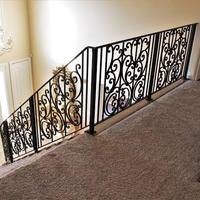 Rampe d'escalier en fer forgé décoratif avec motif de tournebroche décoratif et finition de surface durable avec revêtement en poudre
