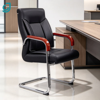 Chaise de conférence cantilever en cuir PU de haute qualité avec accoudoirs fixes en bois et structure en métal pour visiteurs d'entreprise