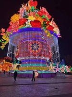 Grand éclairage de Noël interactif chinois traditionnel cadre en métal tissu soie Europe architecture festival lanterne