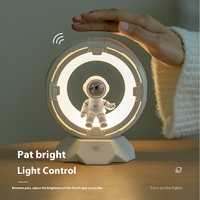 Veilleuse LED créative et lumineuse, ornement de bureau moderne en forme d'astronaute pour chambre à coucher, alimentée par piles, cadeau d'ambiance