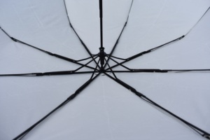 Parapluie manuel mini capsule avec logo, design pliable en trois sections, polyester 190T pour achats en gros et cadeaux promotionnels - Product Image 3