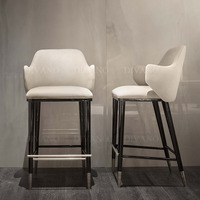 Tabouret de bar haut de gamme en acier inoxydable et cuir avec accoudoirs et pieds en métal doré