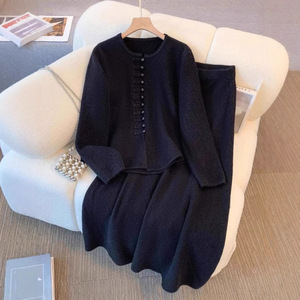 Conjunto de 2 Piezas de Moda Otoño/Invierno para Mujer, Suéter con Botones Estilo Chino y Falda de Color Sólido - Product Image 4