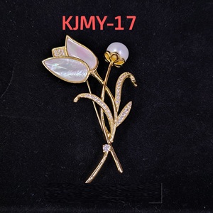 Broche en laiton de qualité supérieure avec finition antique et perle d'eau douce, idéale pour les cadeaux et les occasions spéciales, disponible au meilleur prix - Product Image 1