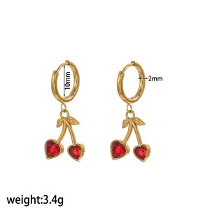 Parure de bijoux pour femme en acier inoxydable plaqué or, comprenant des boucles d'oreilles et un collier créoles motif fraise, cadeau sur le thème des fruits - Product Image 3