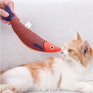 Giocattoli per Gatti a Forma di Pesce con Campanello e Erba Gatta Inclusi, Vendita all'Ingrosso dal Produttore, Giocattoli con Erba Gatta per Cani di Piccola Taglia in Stock - Product Image 6