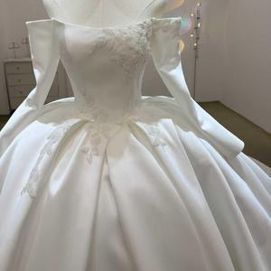 Robe de mariée formelle longue en satin moderne à col bateau JJ122 avec appliques florales en cristal - Product Image 3