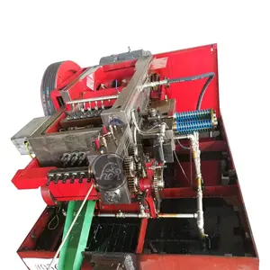 Machine de fabrication d'écrous pour meubles