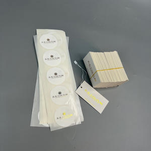 Étiquettes suspendues blanches personnalisées avec estampage à chaud doré - Étiquettes de vêtements de marque de luxe avec cordon pour les vêtements - Product Image 3