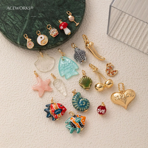 Reef & Relish |   Collection de pendentifs en laiton plaqué or 18 carats et céramique pour la création de bijoux DIY |   Breloques sur le thème de la vie marine et des aliments - Product Image 4