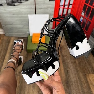 รองเท้าส้นตึกแบบเปิดหัวทรงโรมันสำหรับผู้หญิง แฟชั่นรองเท้าส้นสูงแบบหนา สายรัดไขว้ลายไฟ - Product Image 1