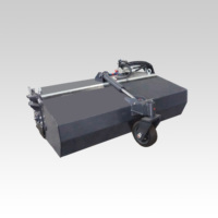 Brosse frontale pour chargeuse compacte sur pneus 0202F, utilisée pour le nettoyage des routes et le dégagement des chantiers.