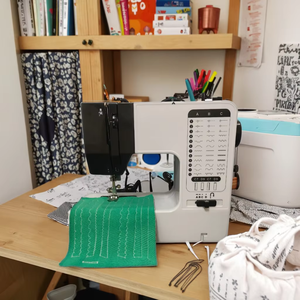 Máquina de Coser Portátil UFR-738 Nueva, Compacta, de Cama Plana, con Puntada Recta y Una Sola Aguja para Uso Doméstico, con Accesorios para Pedal y Hilo - Product Image 4