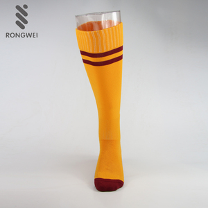Chaussettes <span class=keywords><strong>de</strong></span> football antidérapantes personnalisées en gros <span class=keywords><strong>de</strong></span> l'usine chinoise 2025 pour hommes, respirantes, décontractées, d'été, avec fonction antidérapante, plusieurs modèles - Product Image 2