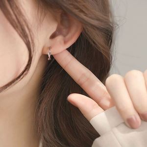 Pendientes Pequeños de Plata de Ley con Baño de Rodio, Tipo Huggie, para Mujer, Ideales para Fiestas y Regalos - Product Image 5