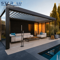 Elegante Pérgola Retráctil de Aluminio con Techo de Láminas y Puertas de Vidrio para Relajarse al Aire Libre Junto a la Piscina