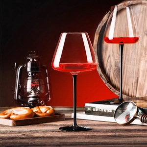Copa de Vino Tinto de 301-400 ml con Tallo Negro, Elegante, para Cócteles y Fiestas - Product Image 1
