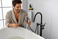 Meilleures ventes : Ensemble de douche de luxe autoportant en laiton, design carré, avec robinet de bain électrique à jet pluie unique, finition noir mat, barre coulissante et éléments en céramique