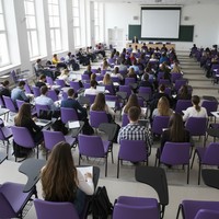 Chaise d'école empilable robuste pour étudiants en plastique PP avec tablette d'écriture pliable intégrée