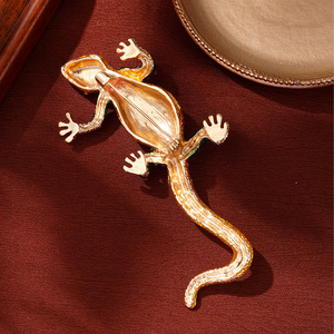 Broche Vintage Estilo Corte com Pedras Preciosas, Design de Animal em Bloco de Cores Esmeralda e Rosa-vermelho, Detalhes de Diamante, em Liga, Acessório Elegante para Casacos - Product Image 3