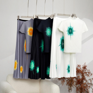 Completo da donna Agile Supply con top a maniche corte e gonna lunga con stampa a stelle, abbigliamento estivo da viaggio e resort, set due pezzi plissettato Miyake. - Product Image 5