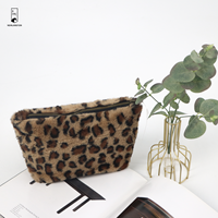 Trousse de maquillage en fausse fourrure à imprimé léopard personnalisée en usine Pochette de beauté de voyage ultra douce de haute qualité