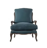 Fauteuil simple de style vintage, cadre en bois clair, coussin en tissu bleu, fauteuil de salon, durable