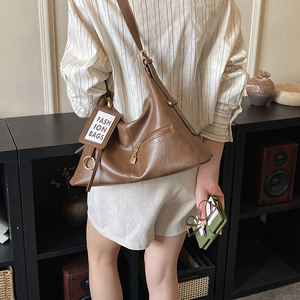 Sac fourre-tout haut de gamme pour <span class=keywords><strong>femme</strong></span>, idéal pour les trajets quotidiens en automne, en PU, couleur unie, avec bandoulière, poignée unique, fermeture éclair et chaînes en polyester - Product Image 4