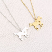 Bijoux décontractés animaux mignons pour femmes Collier à pendentifs en forme de cheval de course en acier inoxydable doré pour accessoires sympas Cadeau de cow-girl
