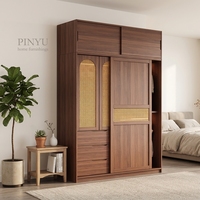 Armoire de chambre principale en chêne clair avec miroir, à lignes discrètes, avec tiroirs et séparateurs horizontaux